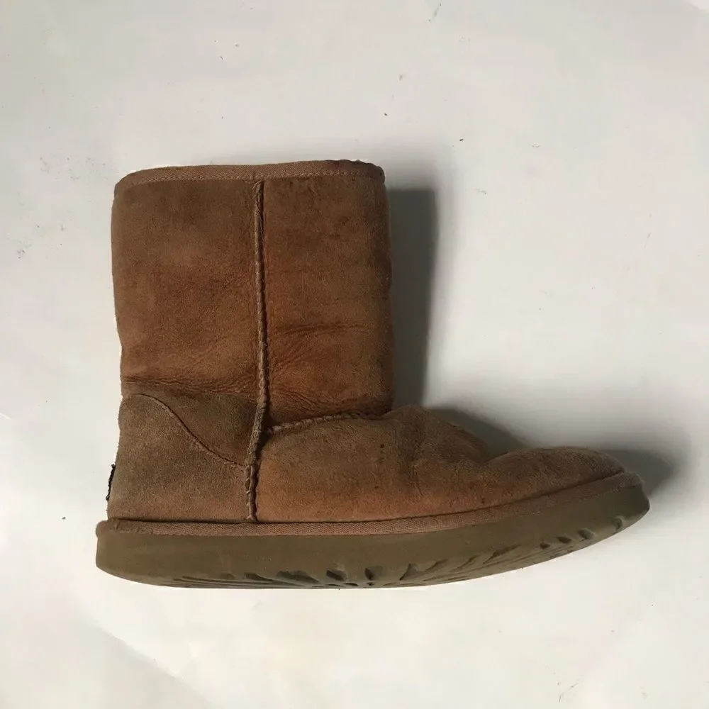 UGG classic short boots shearling lined size 7